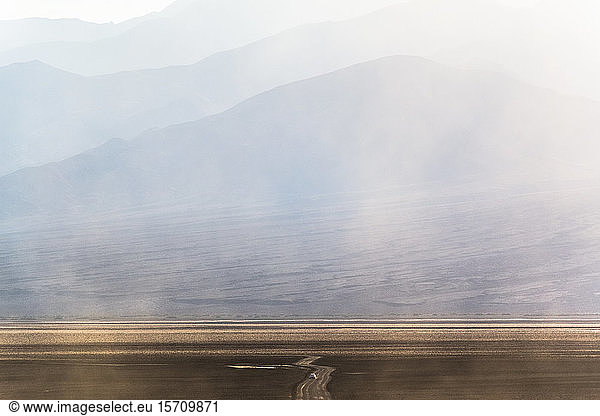 USA  Kalifornien  Staub schwebt über einer unbefestigten Straße im Death Valley