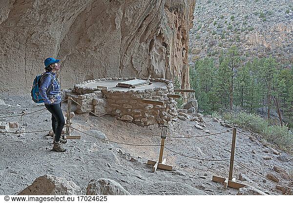 USA  New Mexico  Los Alamos  Bandelier National Monument  Wanderer besucht Bandelier National Monument