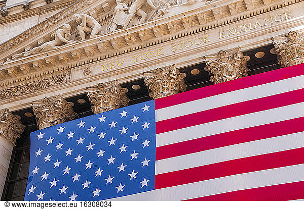 USA  New Yorck City  Manhattan  facade of stock market with national flag  partial view