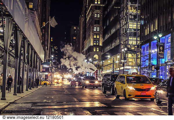 USA  New York City  Straßenszene bei Nacht