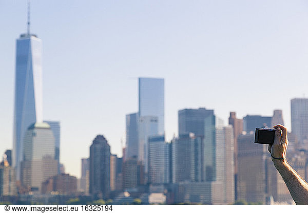 USA  New York City  Tourist beim Fotografieren der Skyline