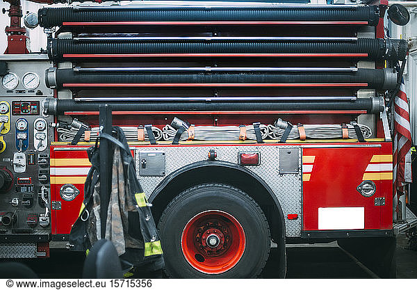 USA  New York  Feuerwehrschläuche am Löschfahrzeug gesichert