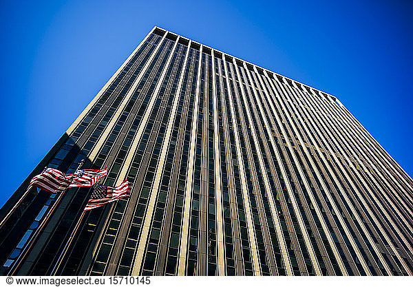 USA  New York  New York City  amerikanische Flaggen gegen hohen Wolkenkratzer