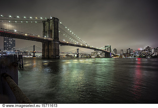 USA  New York  New York City  Beleuchtete Brooklyn Bridge bei Nacht