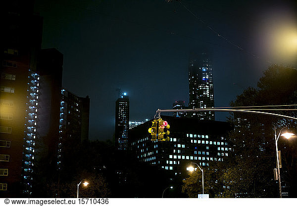 USA  New York  New York City  Bremsleuchte  die nachts an beleuchteten Wolkenkratzern hängt