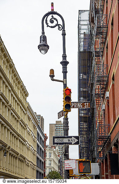 USA  New York  New York City  Bremslicht und Straßenlampe