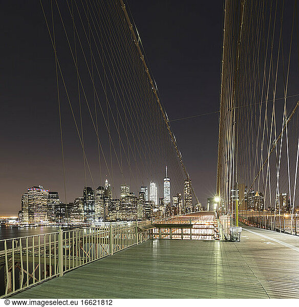 USA  New York  New York City  Brooklyn Bridge bei Nacht