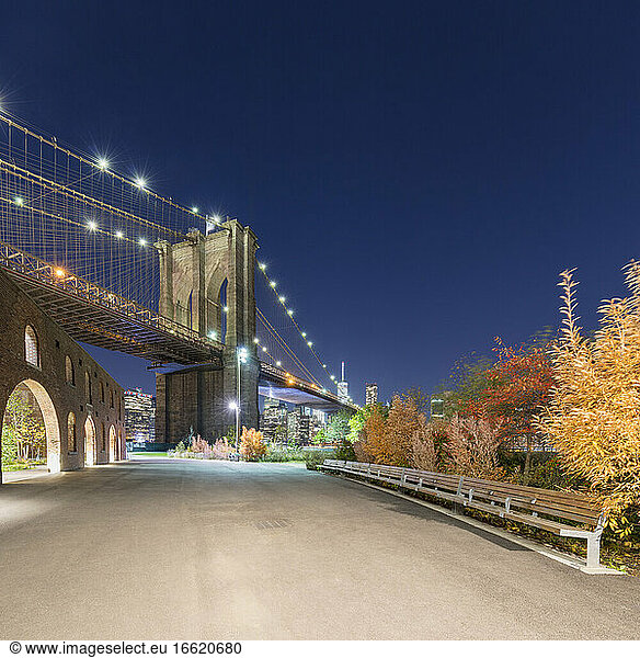 USA  New York  New York City  Brooklyn Bridge bei Nacht beleuchtet