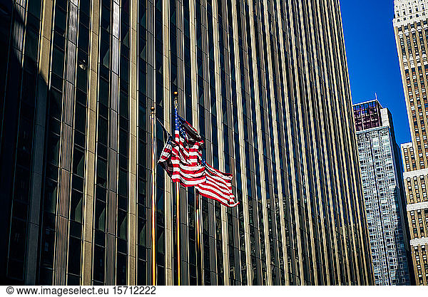 USA  New York  New York City  Drei amerikanische Flaggen gegen Wolkenkratzer