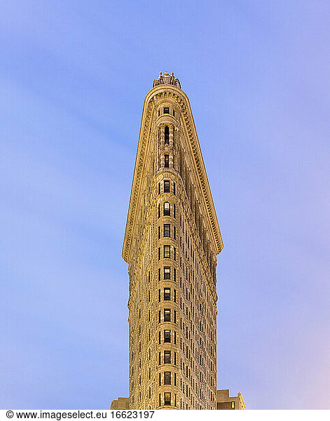 USA  New York  New York City  Flatiron Building gegen klaren Himmel