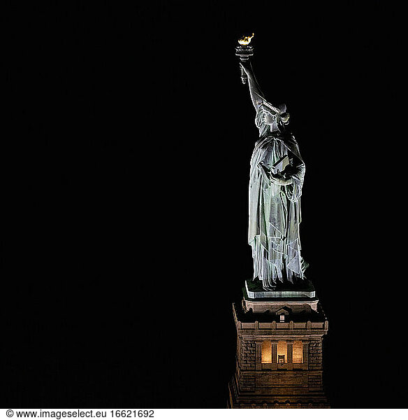 USA  New York  New York City  Freiheitsstatue bei Nacht beleuchtet