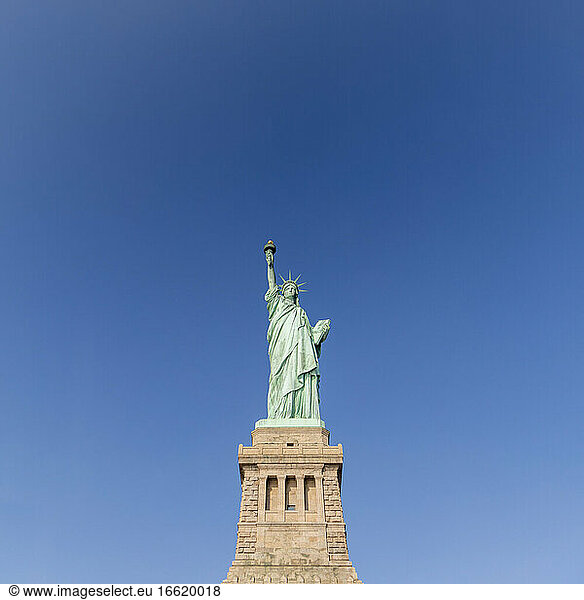 USA  New York  New York City  Freiheitsstatue gegen blauen Himmel