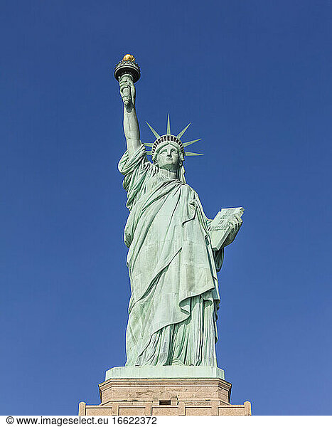 USA  New York  New York City  Freiheitsstatue gegen blauen Himmel