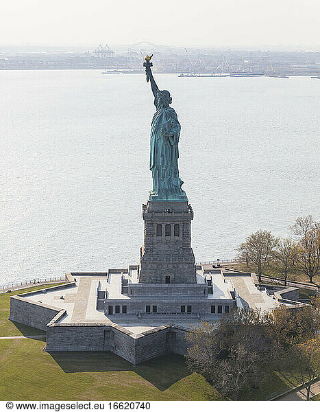 USA  New York  New York City  Freiheitsstatue  hoher Blickwinkel