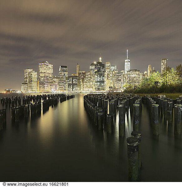 USA  New York  New York City  Lower Manhattan Skyline bei Nacht
