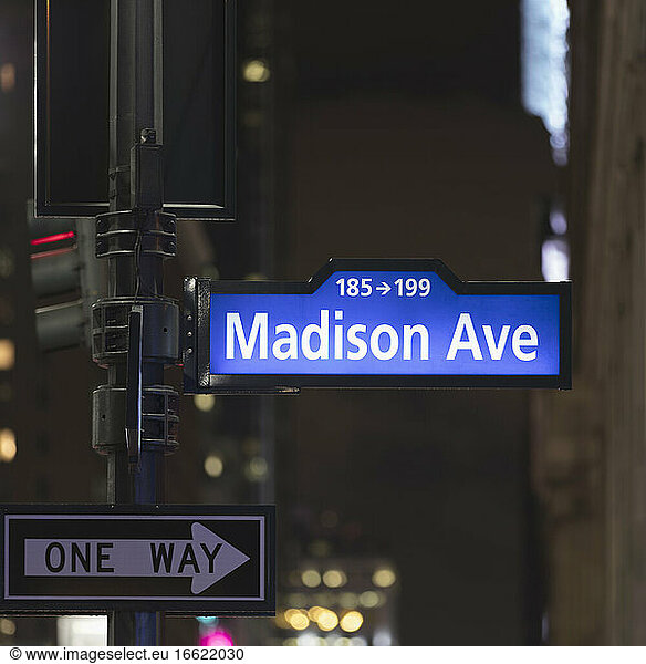 USA  New York  New York City  Madison Avenue Schild bei Nacht