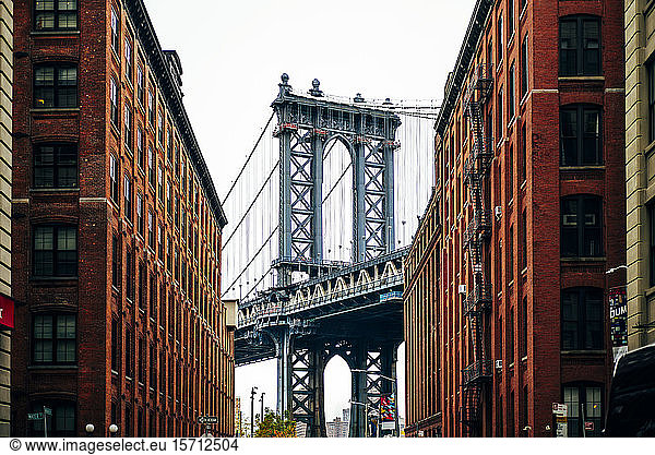 USA  New York  New York City  Manhattan Bridge zwischen zwei Gebäuden gesehen