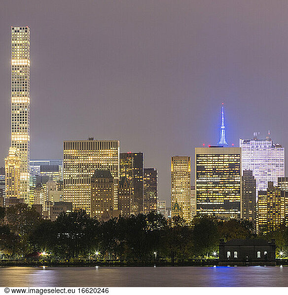 USA  New York  New York City  Midtown Manhattan bei Nacht beleuchtet