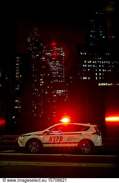 USA  New York  New York City  NYPD-Nachtpatrouillenwagen mit eingeschalteter Notbeleuchtung