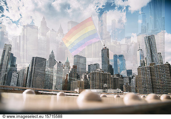 USA  New York  New York City  Skyline von Manhattan mit Regenbogenflagge