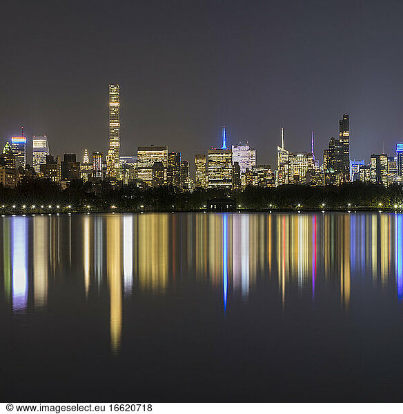USA  New York  New York City  Skyline von Midtown Manhattan bei Nacht beleuchtet