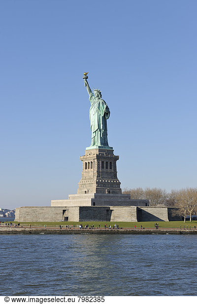 USA  New York State  New York City  Ansicht der Freiheitsstatue auf Liberty Island