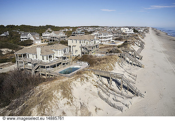 USA. North Carolina  Corolla  Atlantischer Ozean  Außenufer  Häuser mit Blick auf die Küste