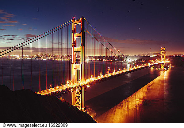 USA  San Francisco  Golden Gate Bridge in den Abendstunden