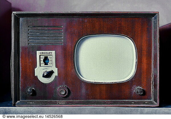 USA  um 1949  Fernseher Crosley  Schwarzweissgeraet  typisches US Nachkriegsgeraet  produziert auf dem Hoehepunkt der ersten amerikanischen Fernsehwelle Ende der Vierziger Jahre USA, um 1949, Fernseher Crosley, Schwarzweissgeraet, typisches US Nachkriegsgeraet, produziert auf dem Hoehepunkt der ersten amerikanischen Fernsehwelle Ende der Vierziger Jahre