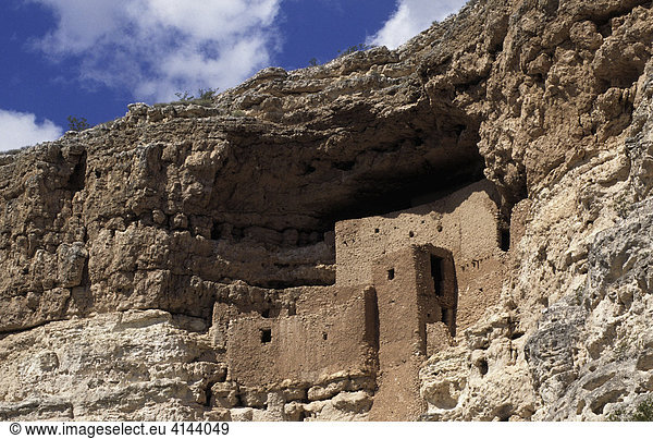 USA  United States of America  Arizona: Cliff dwellings in Montezuma Castle National Monument.