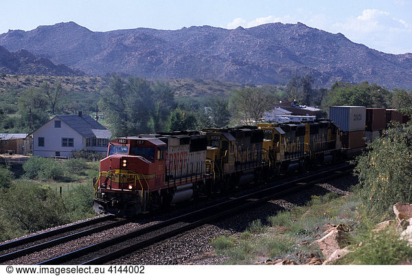 USA  United States of America  Arizona: Santa Fe Freight train  with 4 lokomotives.