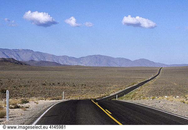 USA  United States of America  California: a road in the Mojave Desert.