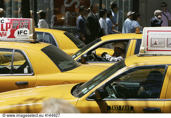 USA  United States of America  New York City: New Yorker Taxi  Yellow cab.
