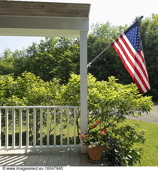 USA  US-Flagge auf der Veranda