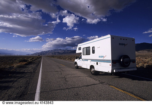 USA  Vereinigte Staaten von Amerika  Arizona: Landstrasse. Urlaub im Wohnmobil  Reise durch den Westen der USA.
