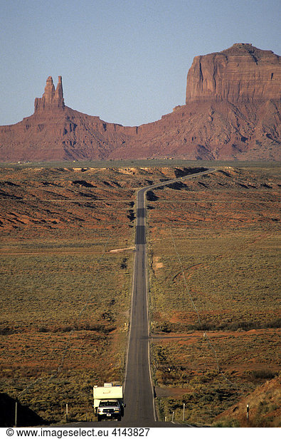 USA  Vereinigte Staaten von Amerika  Arizona: Strasse im Monument Valley. Urlaub im Wohnmobil  Reise durch den Westen der USA.