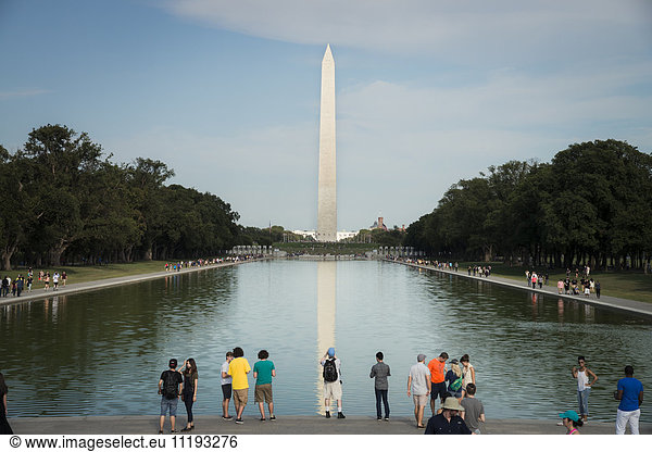 USA  Washington  D.C.  people at infinity pool in front of Washington Monument