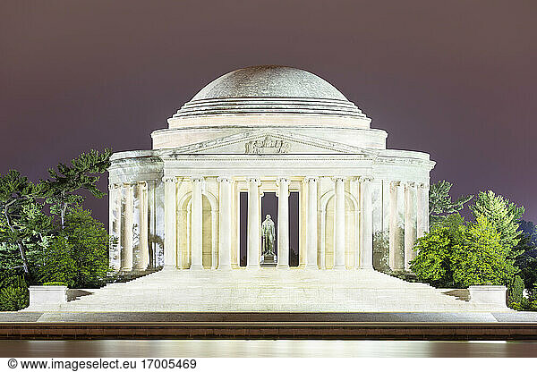 USA  Washington DC  Illuminated Jefferson Memorial at dusk