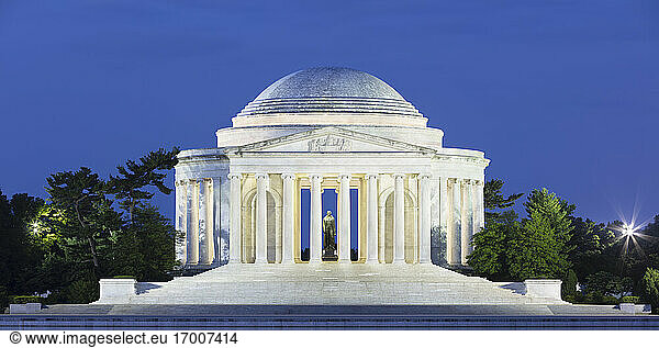 USA  Washington DC  Illuminated Jefferson Memorial at dusk