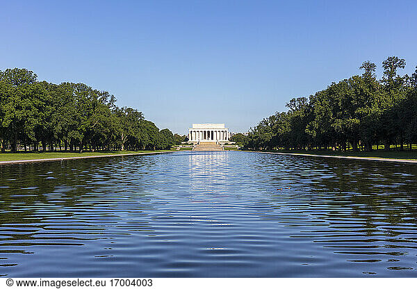 USA  Washington DC  Lincoln Memorial Reflecting Pool with Lincoln Memorial in background