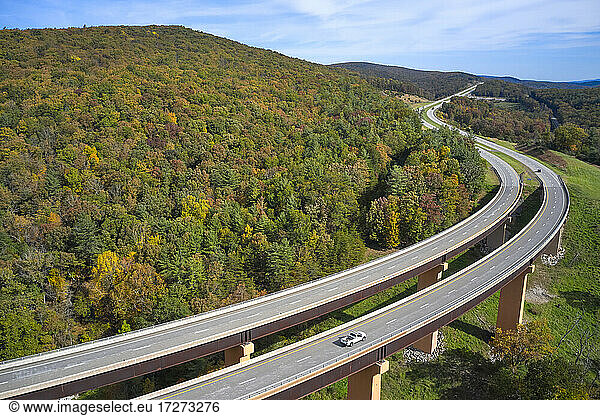 USA  West Virginia  Luftaufnahme der Brücke der U.S. Route 48 über den Lost River in den Appalachian Mountains