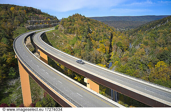 USA  West Virginia  Luftaufnahme der Brücke der U.S. Route 48 über den Lost River in den Appalachian Mountains