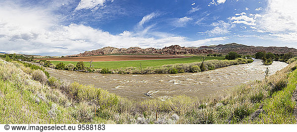 USA  Wyoming  Absaroka und Wind River Mountains  Wind River und Felder