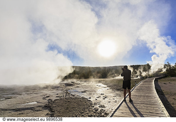 USA Wyoming Yellowstone Nationalpark Lower Geyser Becken Touristen fotografieren Dampf der Geysire am Morgen
