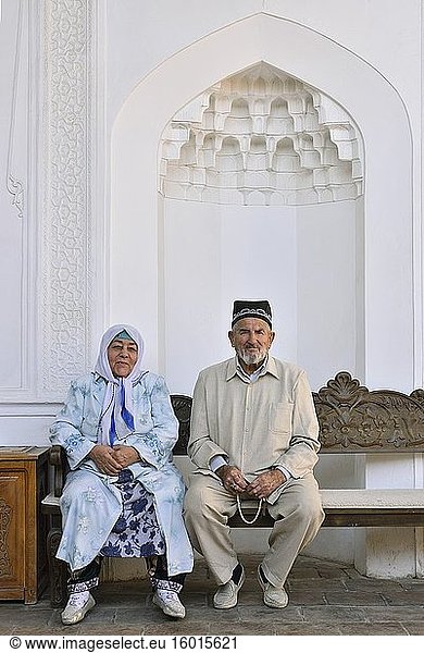 Usbekistan  Unesco-Weltkulturerbe  Samarkand  Nekropole Chah-i-Zinda  Pilgerpaar.