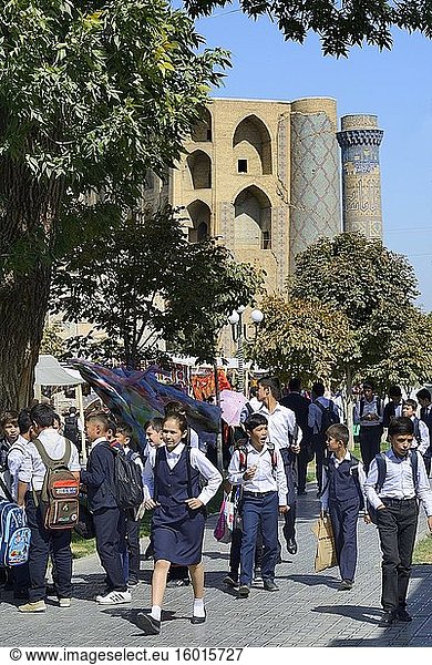 Usbekistan  Unesco-Weltkulturerbe  Samarkand  Schulkinder und Bibi Khanym (Bibi Khanum) Moschee.