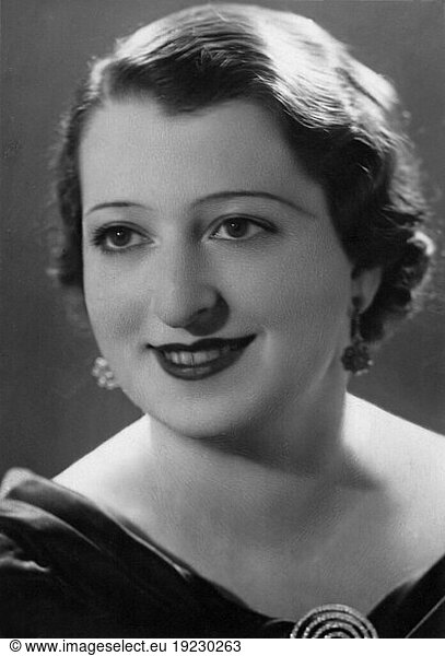 Use Intrator.
Jewish actress. Portrait. Photo Postcard  around 1930.