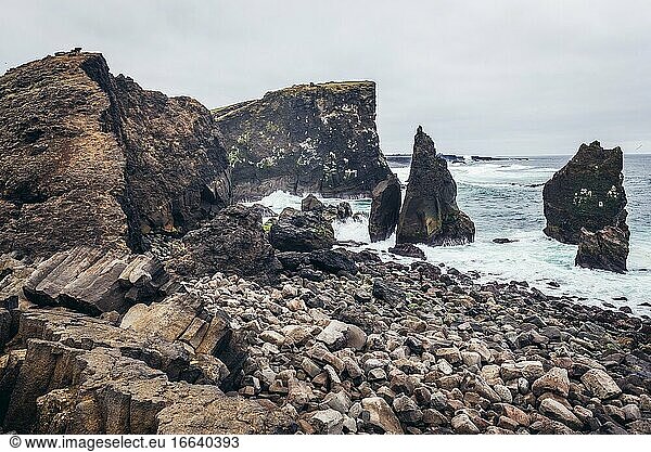 Valahnukur-Klippe an der Nordatlantikküste im UNESCO Global Geopark Reykjanes  südliche Halbinsel  Island.