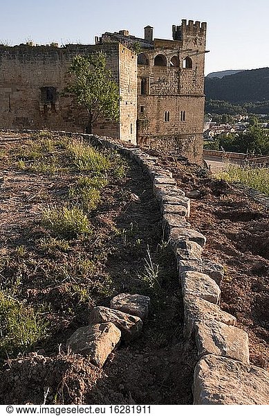 Valderrobres  Spanien. 17. Mai 2020: Blick auf das mittelalterliche Dorf in der Provinz Teruel mit der Burg Calatravo.