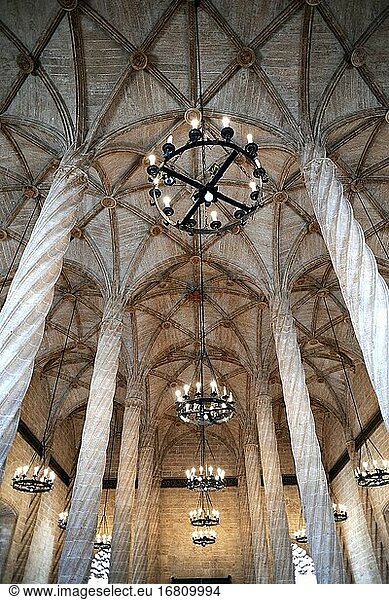 Valencia  La Lonja dela Seda o de los Mercaderes (gotisches Bauwerk aus dem 15. Jahrhundert). Weltkulturerbe  Gewölbe und Säulen. Comunidad Valenciana  Spanien.
